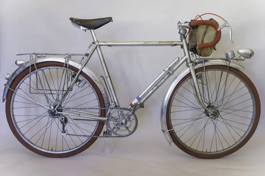 A MAURY 19501.webp