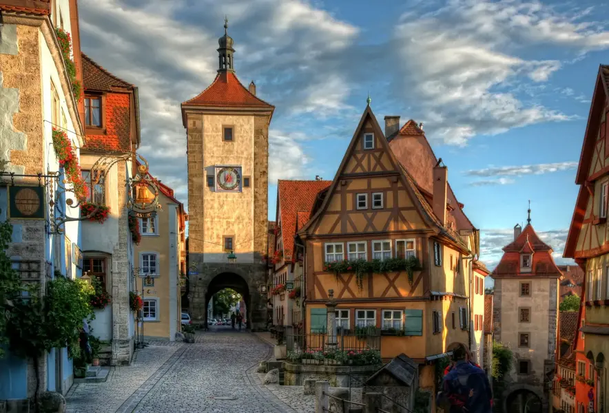 Ploenlein-Rothenburg-o.d.-Tauber-Brunnen-Sonne-Schatten-Wolken-Siebersturm-Kobolzeller-Tor-©R...webp
