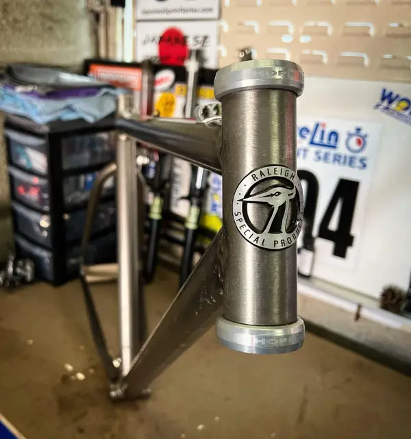 Raleigh RSP 550 Headbadge.webp