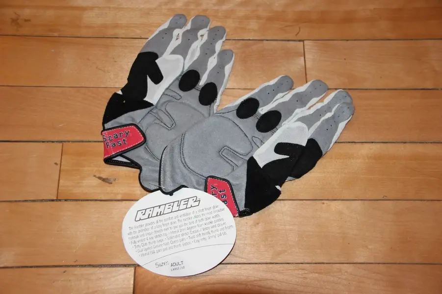 reecegloves6.webp