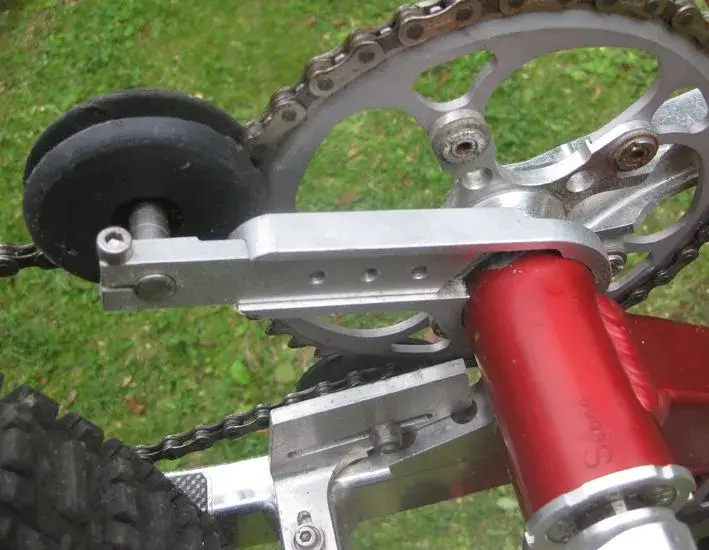 Bottom chain retainer from underneath.webp
