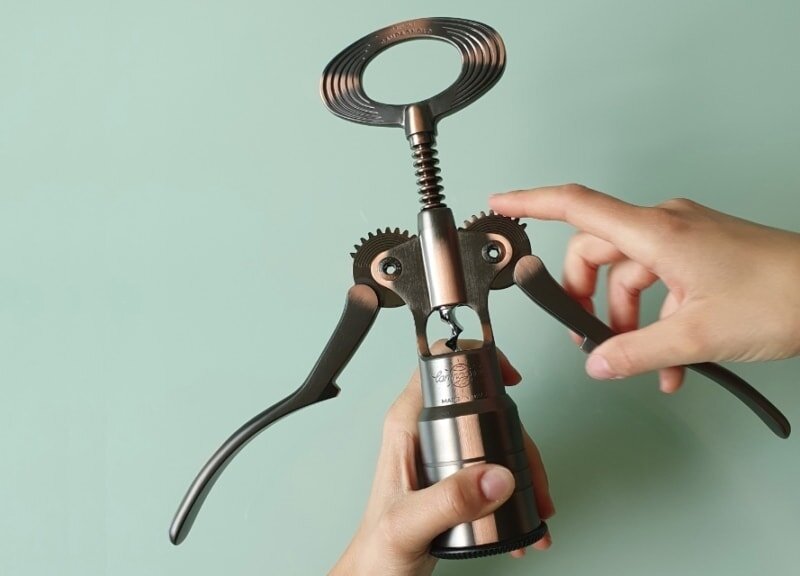 campagnolo-wine-opener-in-a-hand.jpg