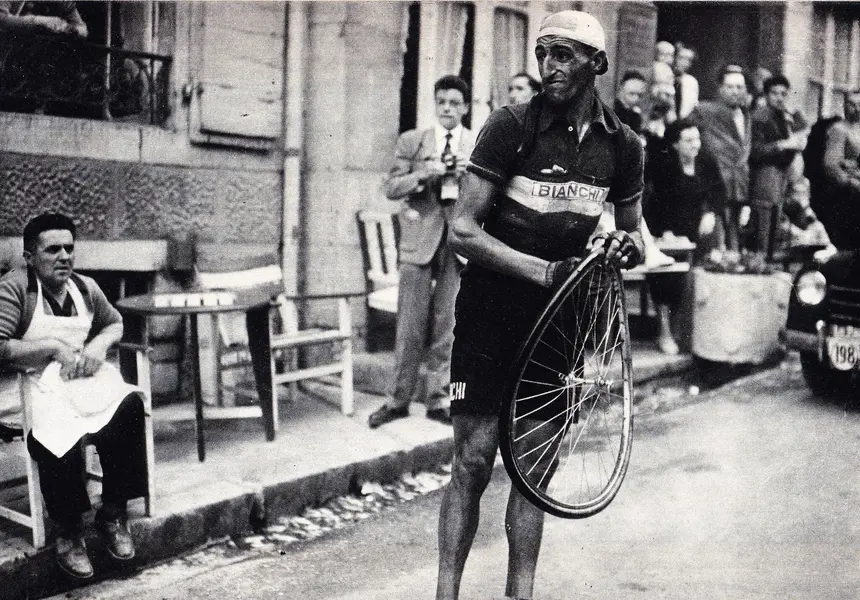 carrea heeft zojuist zijn wiel afgegeven aan Coppi TdF 1952.webp
