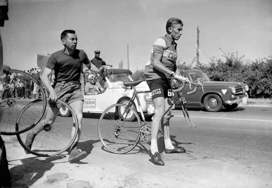 jacques-anquetil-victime-d-une-crevaison.webp