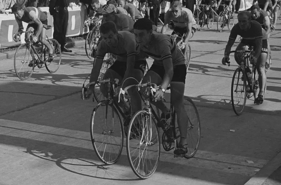 Wereldkampioenschappen_wielrennen_te_Ronse._Profs._Finish_rechts_op_voorgrond_Be,_Bestanddeel...webp