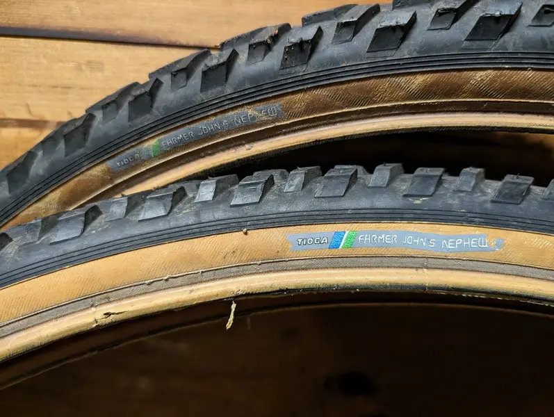 Paire De Pneus VTT Tioga Farmer John – 26 X 1.95 – Flanc Marron Vintage – New Old Stock – état Neuf Rétro