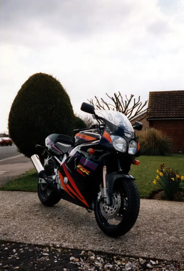 FZR4.webp