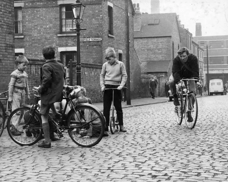 saturday-night-and-sunday-morning-1960-004-albert-finney-cycling-kids-long-shot-bfi-00m-fvq-2...webp