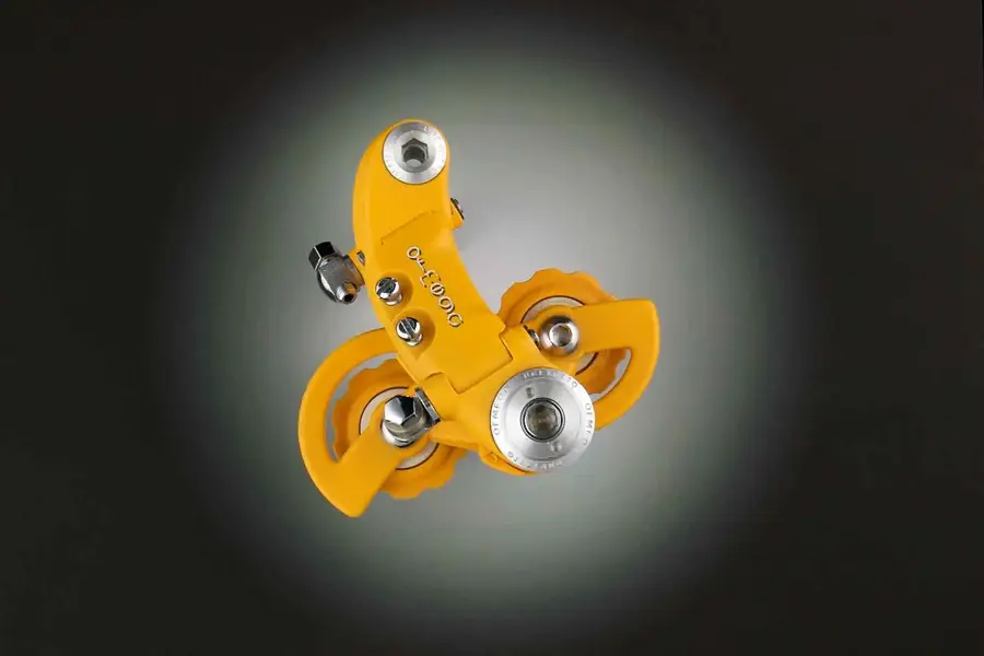 ofmega_mistral_maillot_jaune_derailleur_main_image.webp