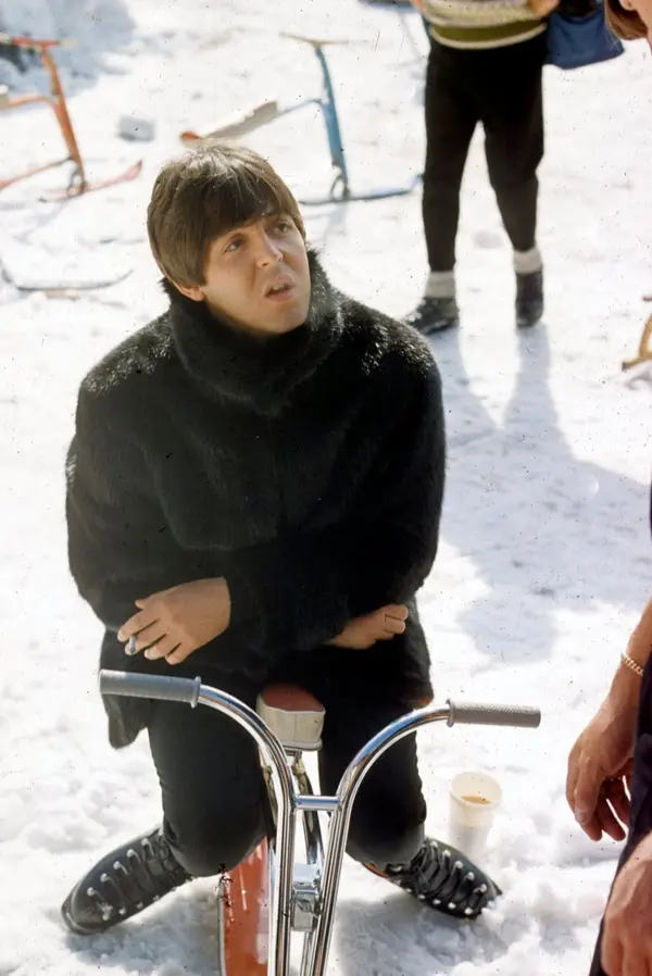 help-1965-014-paul-mccartney-bicycle-snow-off-set-00o-arh-756848289.webp