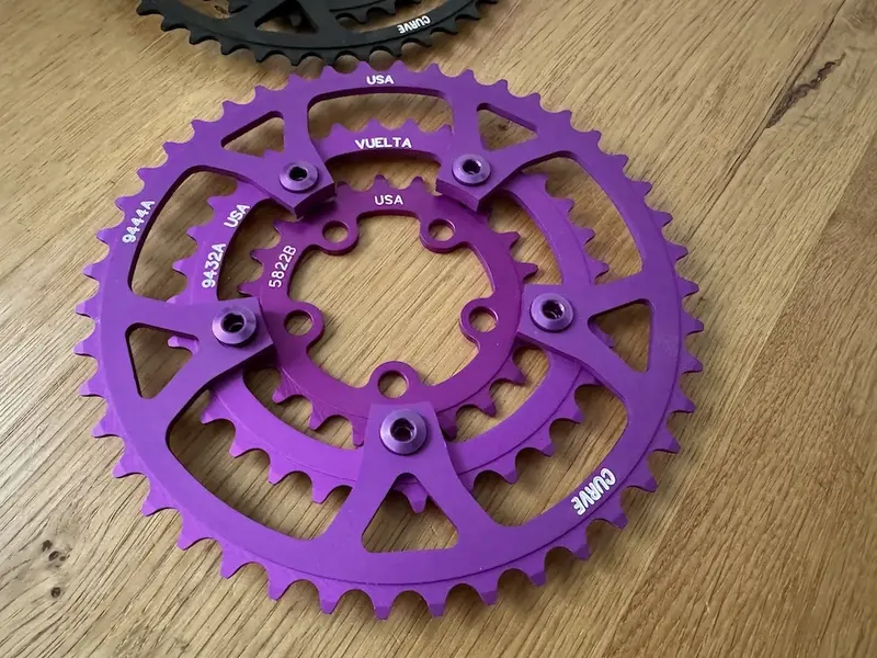 01_NOS Vuelta Curve USA chainrings set purple 3dv.jpeg