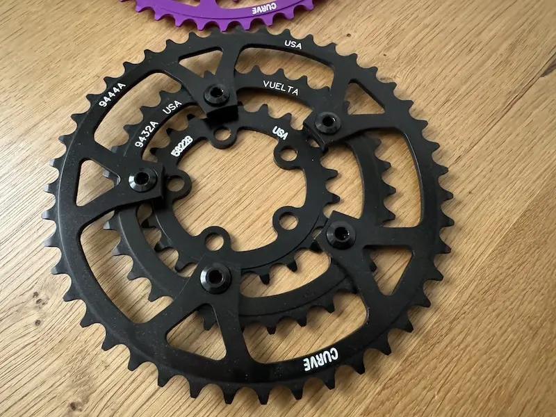 01_NOS Vuelta Curve USA chainrings set black 3dv.jpeg 01_NOS Vuelta Curve USA chainrings set black 3dv.jpeg