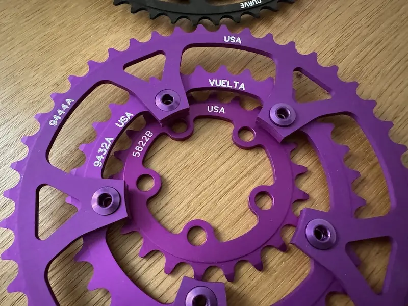 02_NOS Vuelta Curve USA chainrings set purple 3dv.webp