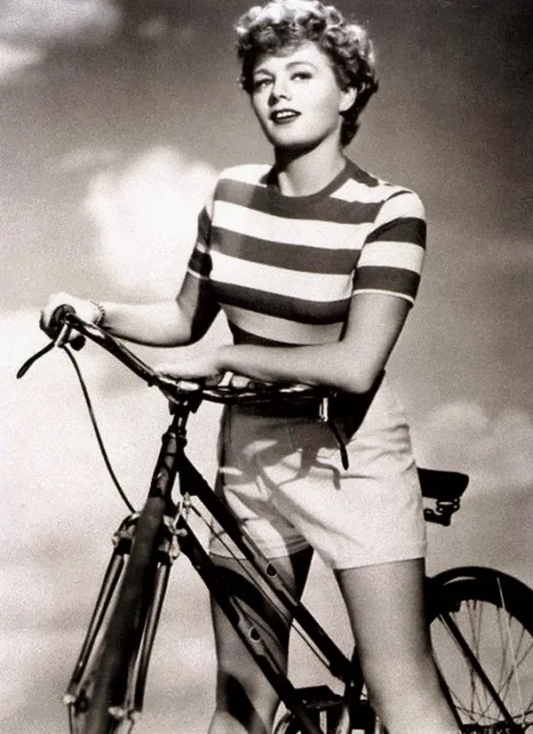 1950's_Classic_Photos_of_Hollywood_Actresses_Ride_Their_Bikes_(4).webp