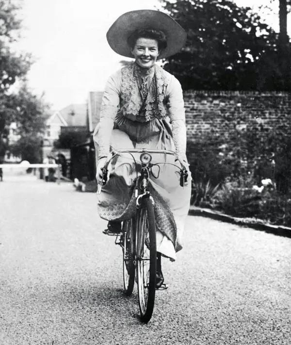 1950's_Classic_Photos_of_Hollywood_Actresses_Ride_Their_Bikes_(6).webp