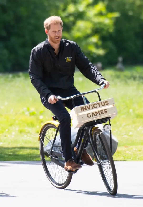 Stars-Riding-Bikes-21.webp