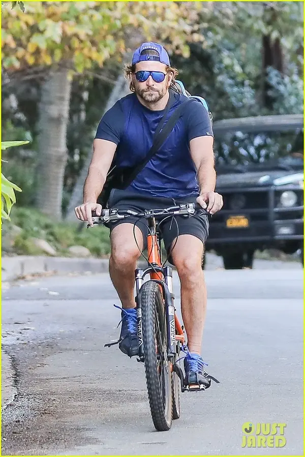 bradley-cooper-goes-on-bike-ride-for-his-daily-workout-22-858600220.webp