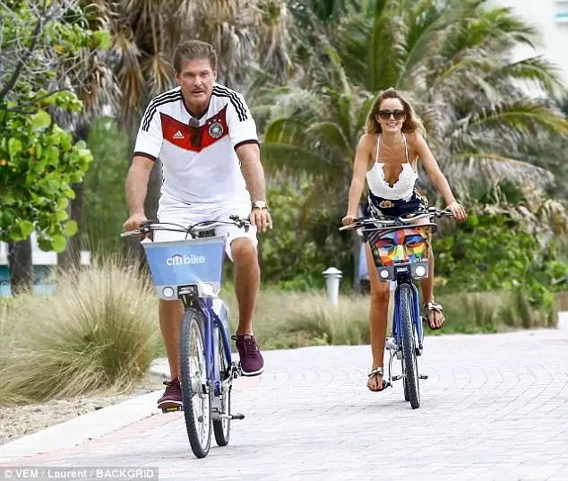 405267F300000578-4505924-Pedal_power_The_pair_were_later_spotted_riding_bikes_together_al-a-1...webp