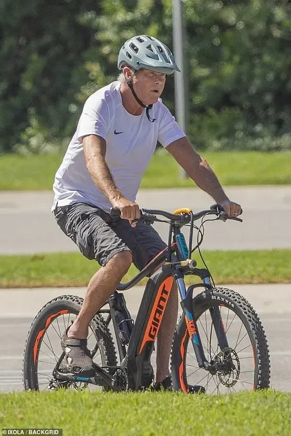 17137164-7344981-Working_up_a_sweat_David_Hasselhoff_69_and_his_third_wife_Hayley-m-12_156547...webp