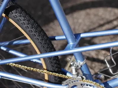 Breezer 1 rep croisement train ar et tube selle.webp