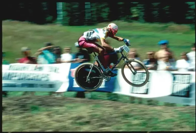 -der-husarenritt-1990-greg-herbold-rast-mit-aufprallsicherem-hoeschen-und-rahmenluftpumpe-zum...webp