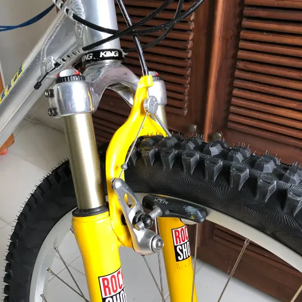 1995-1996 ROCKSHOX JUDY SL (Yellow) = Tire Clearance 26