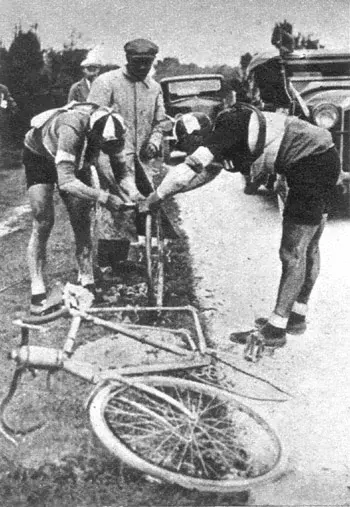1927-7th-tappa-Frantz-aiuta.webp
