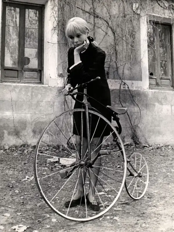 Geraldine Chaplin, penny farthing, Peppermint Frappe 1967 .webp