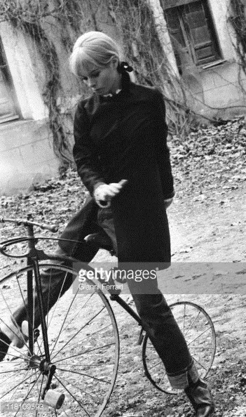 Geraldine Chaplin, bike b) .webp