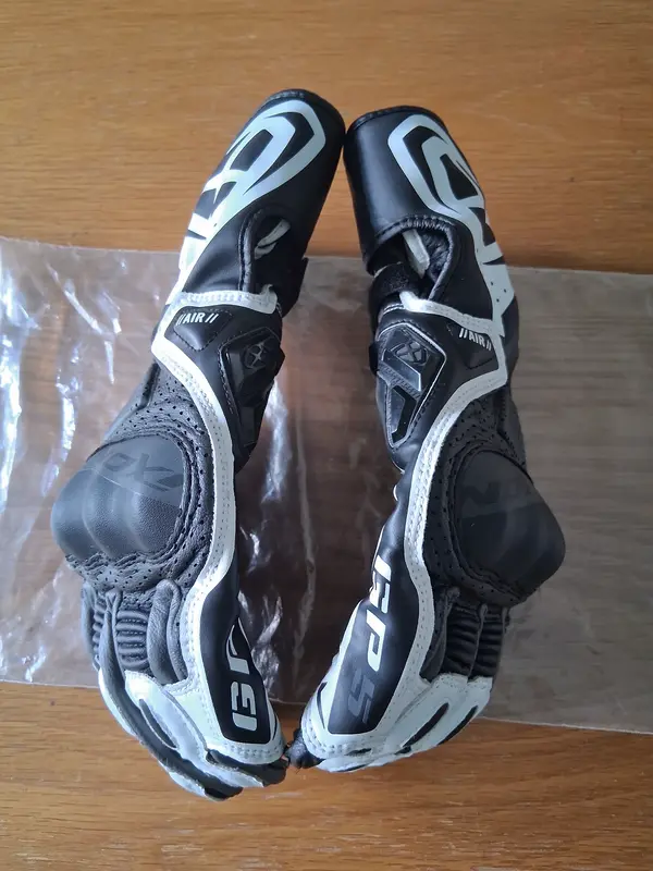 Gloves 4.webp
