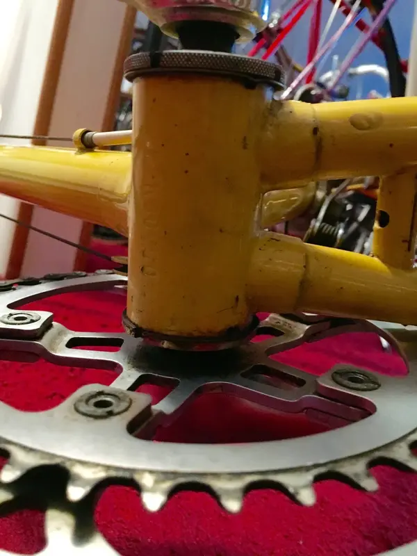 notched bottom bracket shell, safety lockring arrangement a) .webp
