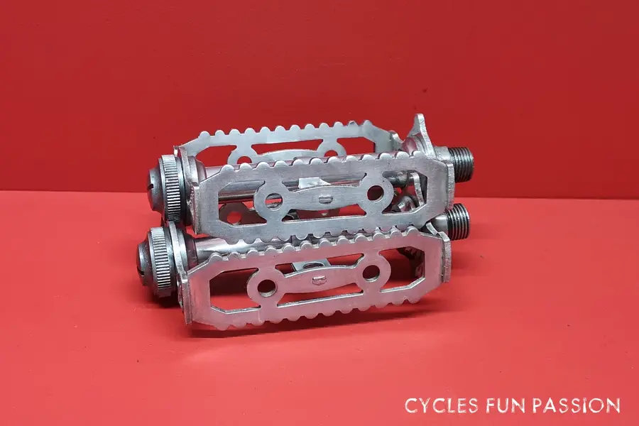 Pedales-Pedals-LYOTARD-460D-vintage-road-bike-velo-bicyclette-Randonneuse-piece-cycles-fun-pa...webp