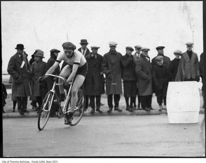 Norm-James-in-Dunlop-Trophy-bicycle-race.webp
