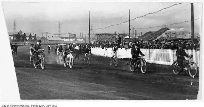 Bicycle-race-paced-by-motorcycles-CNE.webp