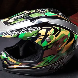 Media 't1.jpg' in album 'DH Helmets'