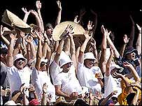 _39541096_mexicanwave203.jpg
