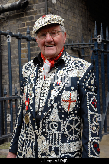 pearly-king-in-the-grounds-of-st-pauls-church-covent-garden-london-aakajb.jpg